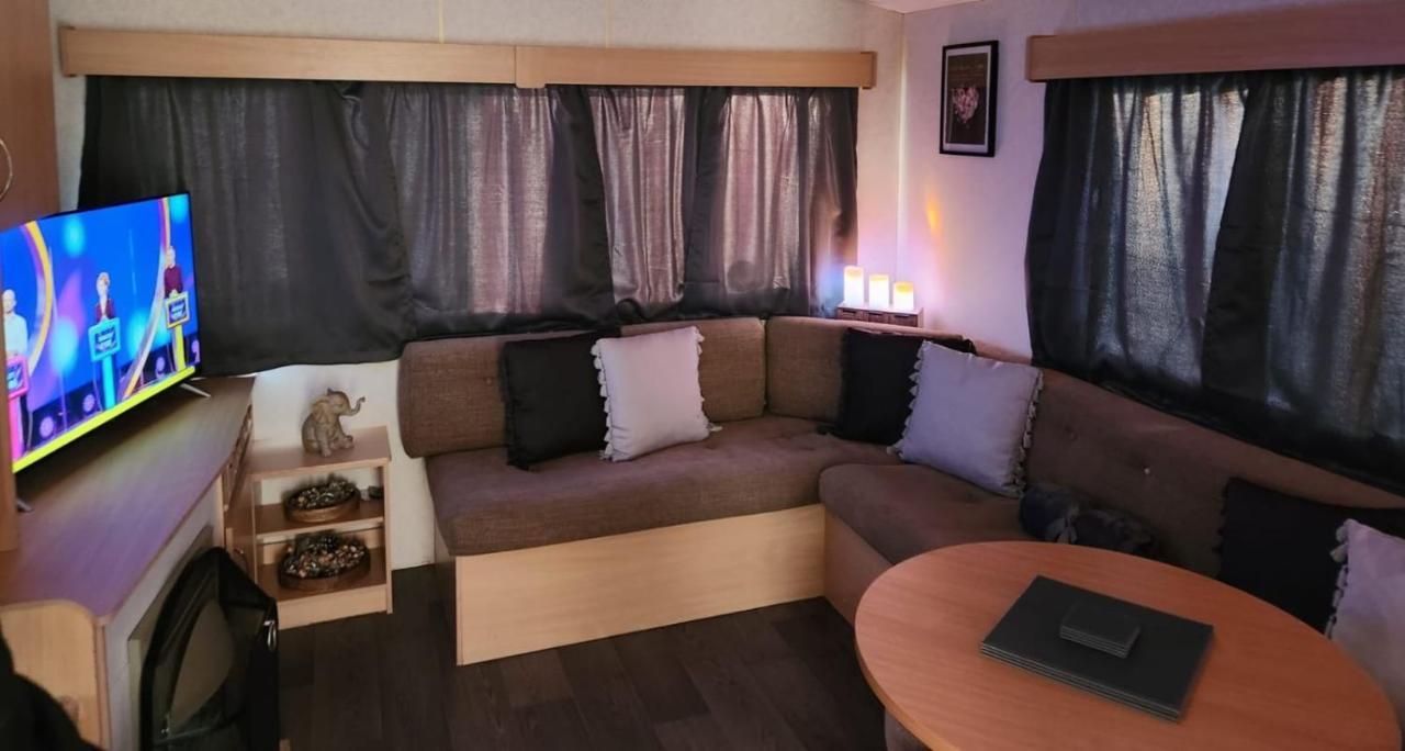 Отель Comfy Caravan On Marine Park Рил Экстерьер фото